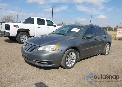 2013 Chrysler 200 Touring z USA, uszkodzony, nr VIN 1C3CCBBG4DN659822